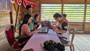 DPMPTSP Sintang Gelar Pelatihan KAIN IKAT untuk Pelayanan Prima di Desa Kebong
