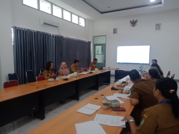 Rapat Pembahasan Penyusunan Rancangan Peraturan Bupati Sintang tentang Tata Cara Pelaksanaan Pemungutan Retribusi Persetujuan Bangunan Gedung di Kabupaten Sintang oleh Dinas Penanaman Modal dan Pelayanan Terpadu Satu Pintu Kabupaten Sintang