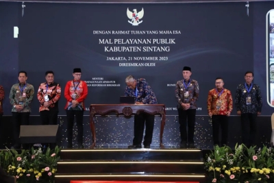 Bupati Sintang menandatangani prasasti peresmian secara virtual, Selasa (21 November 2023)
